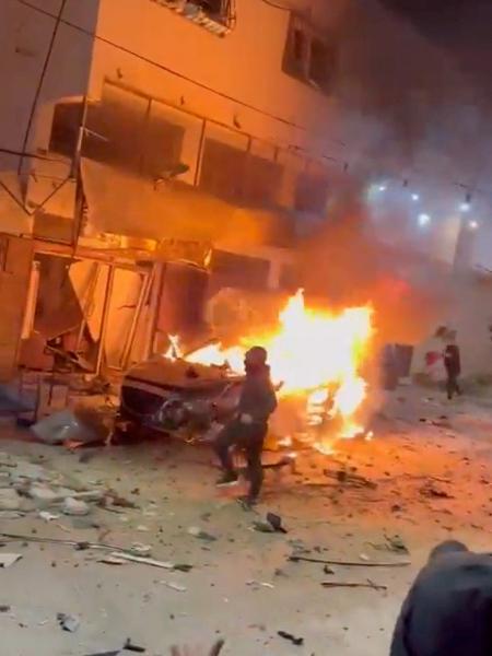 Um veículo em chamas é visto após um ataque de drone em Jenin, Cisjordânia - VIDEO OBTAINED BY REUTERS/via REUTERS