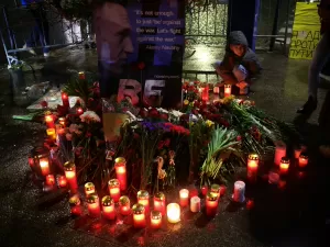 'Você não teve medo': multidão desafia proibição e vai a funeral de Navalny