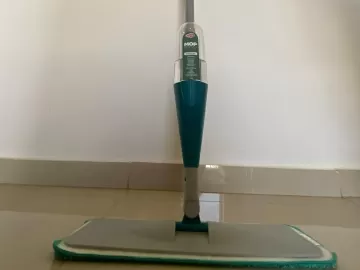 Adeus, pano e balde: testei este mop spray e agora limpo a casa mais rápido