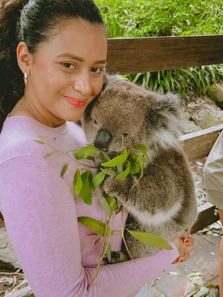 Fran Rufino com outro coala, em passeio na Austrália