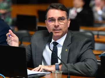 Quem seria o ditador do Brasil?, diz Flávio Bolsonaro sobre plano de golpe