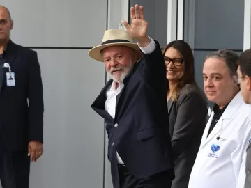 Lula recebe alta, mas ficará em SP até quinta: 'Pode trabalhar e passear'