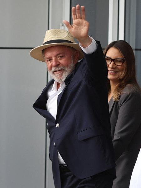 Lula acena após receber alta do Hospital Sírio-Libanês, em São Paulo - Felipe Iruata/Reuters