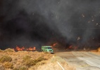 Novo incêndio florestal atinge região de Los Angeles; autoridades mandam milhares evacuarem - Apu GOMES / AFP