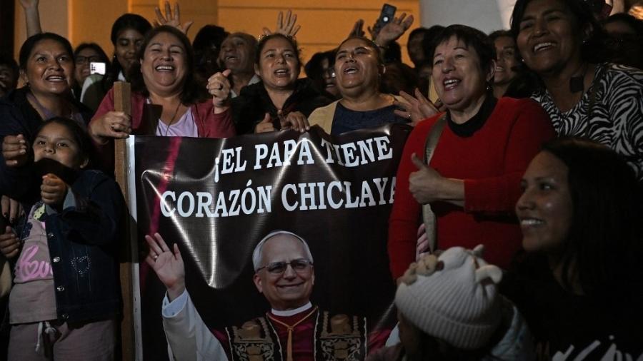 8.mai.2025 - Em frente à catedral de Chiclayo, peruanos comemoram a escolha do papa Leão 14 8.mai.2025 - Em frente à catedral de Chiclayo, peruanos comemoram a escolha do papa Leão 14