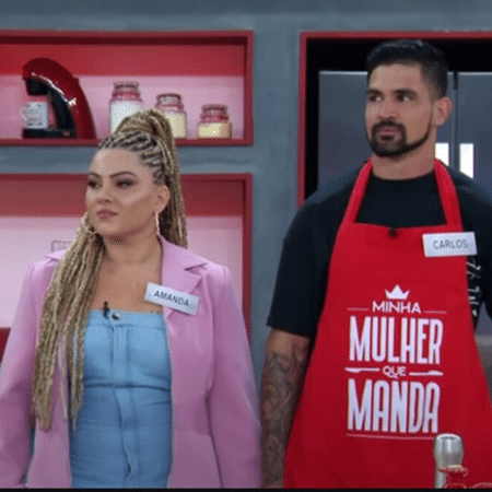 Amanda e Carlos durante participação no quadro "Minha Mulher que Manda", no programa "Domingo Legal", em novembro de 2024 Amanda e Carlos durante participação no quadro "Minha Mulher que Manda", no programa "Domingo Legal", em novembro de 2024