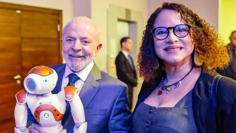 Presidente Lula e ministra da Ciência, Tecnologia e Inovação Luciana Santos durante evento para lançar o Plano Brasileiro de Inteligência Artificial, em 2024