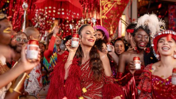  a cantora Ivete Sangalo, embaixadora de Itaipava pelo terceiro ano seguido, estrela a campanha da marca, que estreou essa semana. Criado pela WMcCann, o comercial resgata o hit Me Abraça, Me Beija, sucesso de 1996 da Banda Eva.