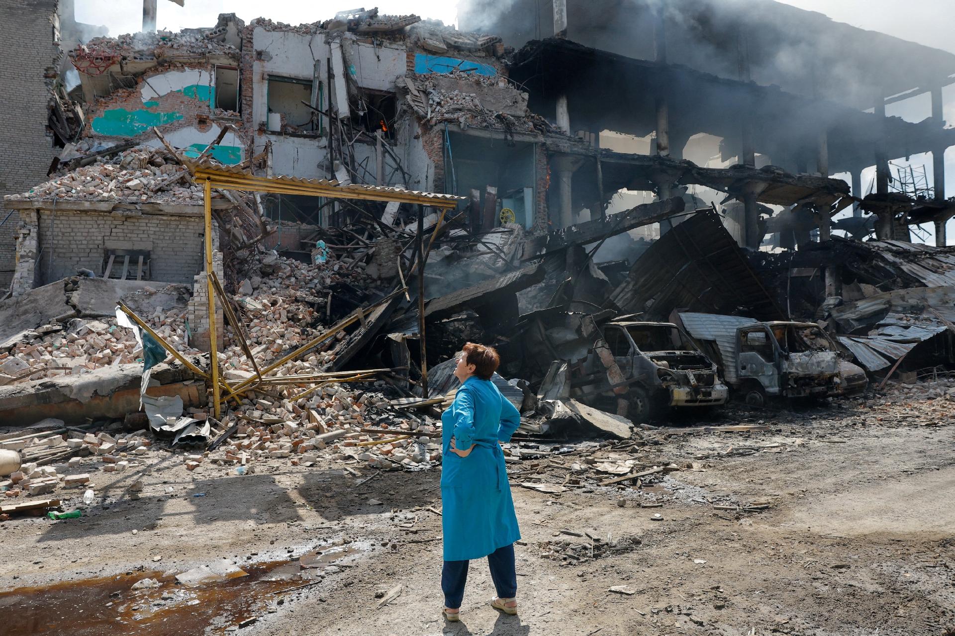 Mulher ucraniana vê os escombros de construção destruída após ataque russo próximo à cidade de Donetsk - undefined