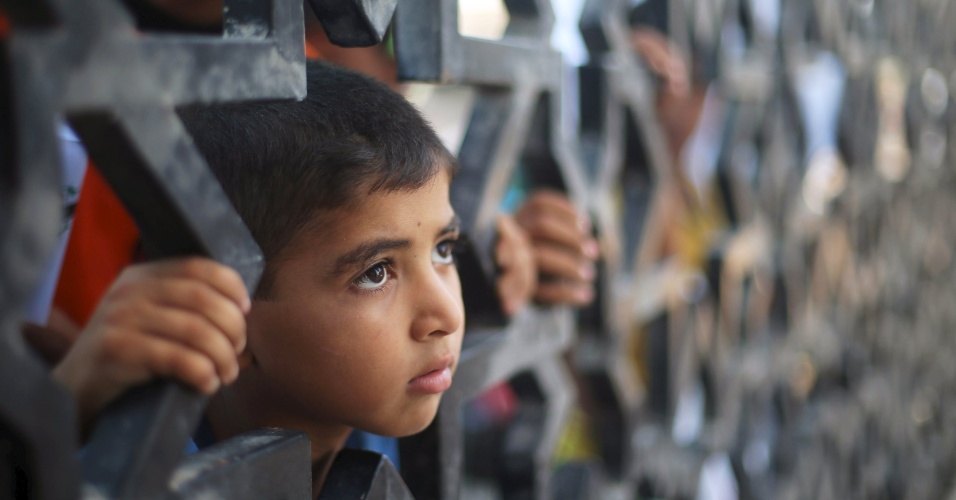 20.ago.2015 - Menino palestino participa de protesto no portão de Rafah, na fronteira do Egito com a faixa de Gaza, contra o sequestro de quatro palestinos na península do Sinai por homens armados