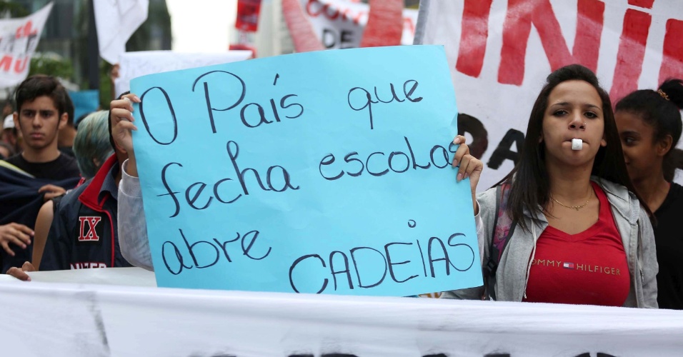 23.out.2015 - Estudantes de escolas públicas realizam protesto na avenida Paulista, em São Paulo, na manhã desta sexta-feira. O ato é contra a reestruturação da rede de ensino que o governo paulista pretende implantar a partir do início de 2016