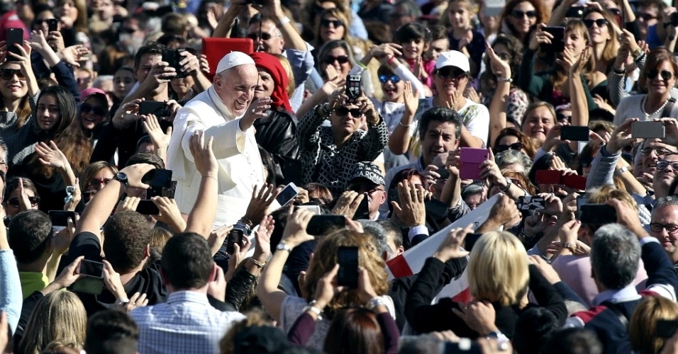 7.nov.2015 - O papa Francisco acena para fiéis na praça São Pedro no Vaticano, antes de participar de audiência com membros do seguro nacional italiano neste sábado (7)
