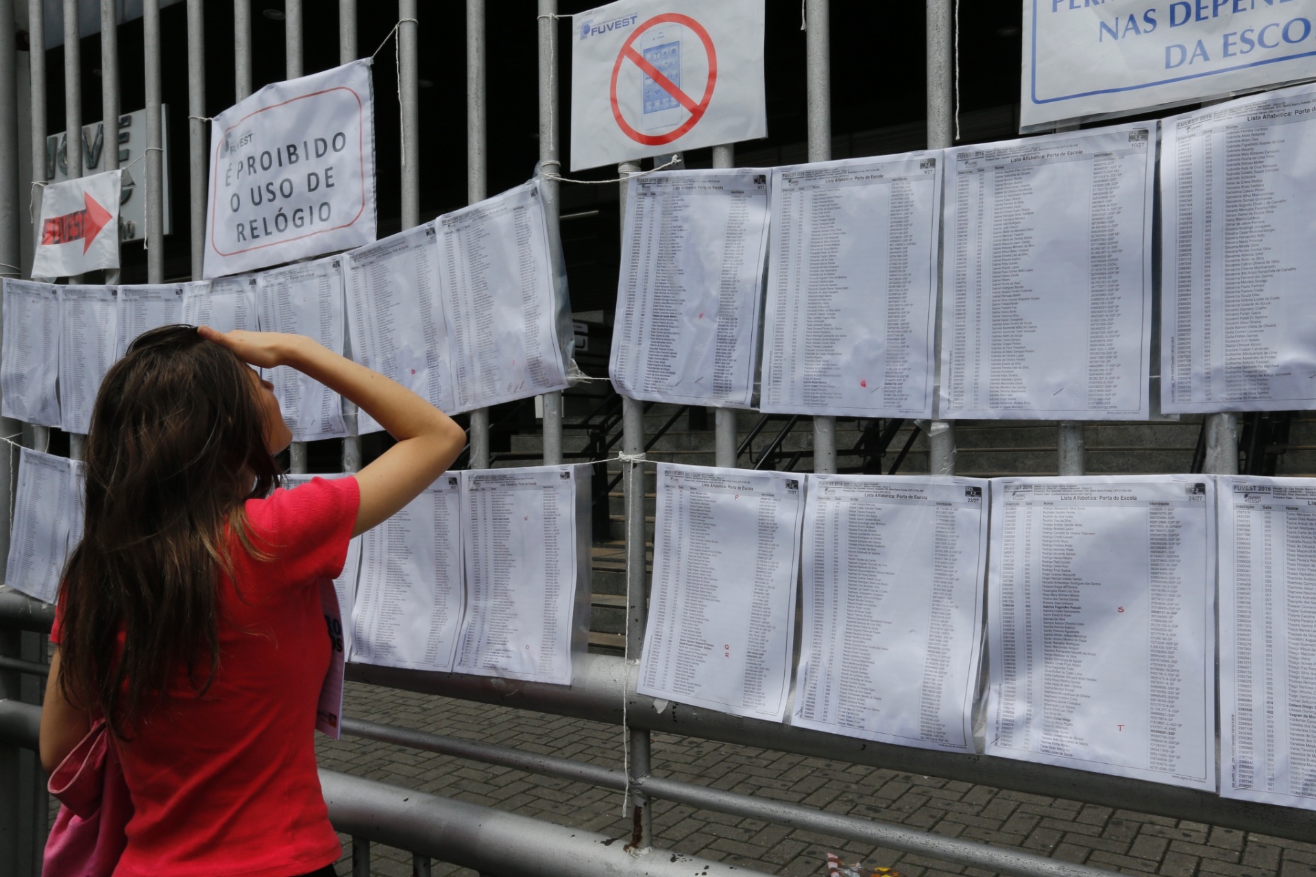 29.nov.2015 - Candidata procura o seu nome da lista de um local de prova na Barra Funda, zona oeste de São Paulo. Fuvest aplica neste domingo as provas da primeira fase do vestibular 2016 - Moacyr Lopes Junior/Folhapress