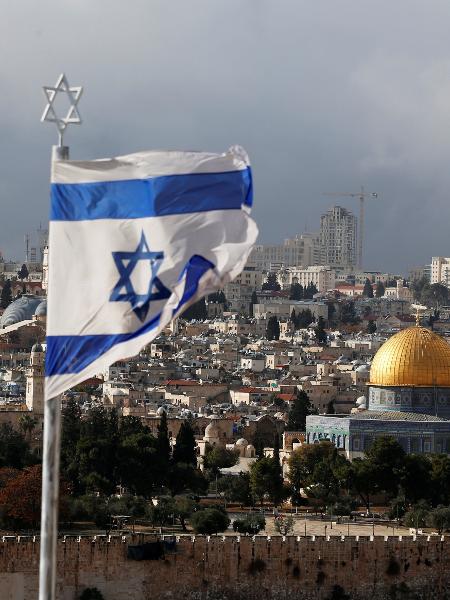 6.dez.2017 - Bandeira de Israel é vista perto da Cúpula da Rocha, localizado na cidade velha de Jerusalém - Ammar Awad/Reuters