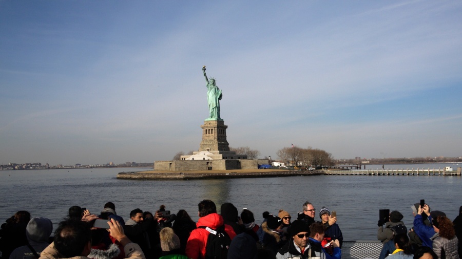 Turistas tiram fotos da Estátua da Liberdade, em Nova York - Eduardo Munoz Alvarez/Getty Images/AFP
