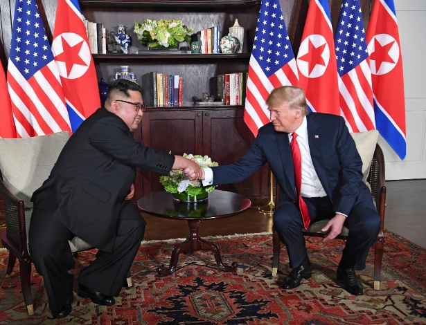 11.jun.2018 - Donald Trump e Kim Jong-un se cumprimentam em Singapura - Saul Loeb/AFP