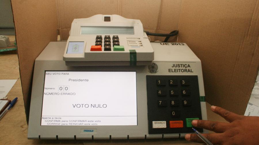 Justiça Eleitoral verifica urnas eletrônicas na 391ª Zona Eleitoral de Embu das Artes (SP), localizada no Jardim Vazame.  - Everaldo Silva/Folhapress