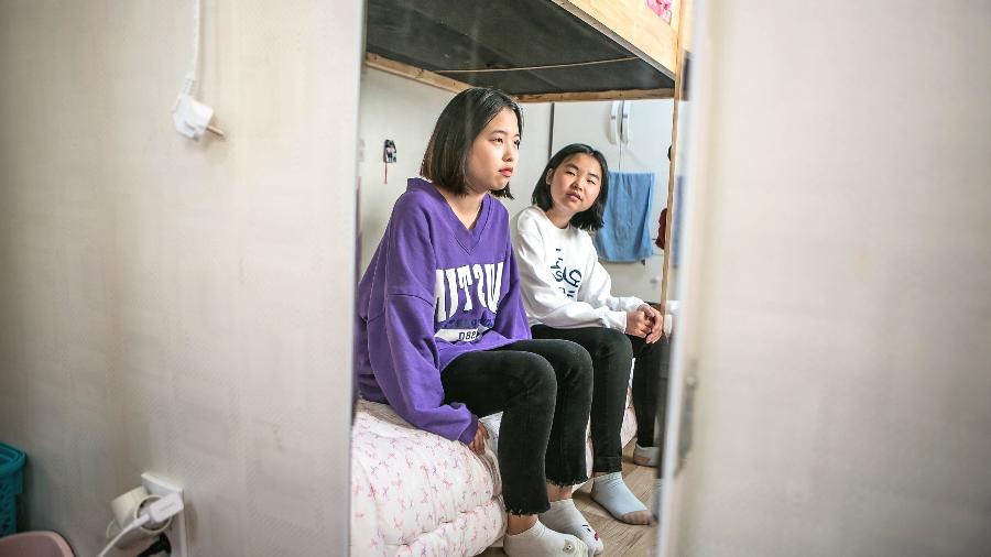 Estudantes da Escola Internacional Durihana do reverendo Chun Ki-won, que, na verdade, é um abrigo em Seul - Jean Chung/The New York Times