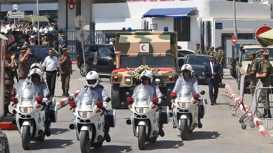 Comboio carregando o corpo do presidente da Tunísia Beji Caid Essebsi deixa o hospital militar onde ele esteve internado em Tunis - Fethi Belaid/AFP