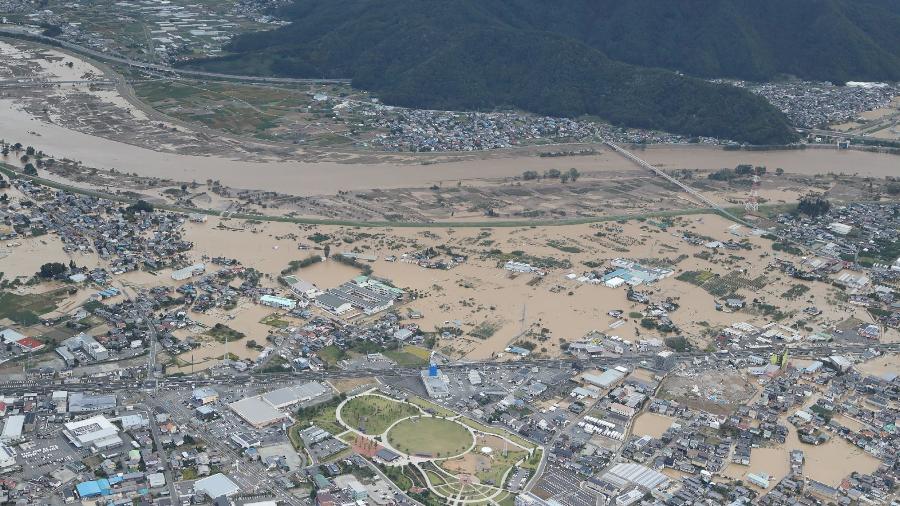  Passagem do tufão Hagibis, acompanhado por temporais, causou o transbordamento do rio Chikuma, em Nagano - STR/JIJI PRESS/AFP