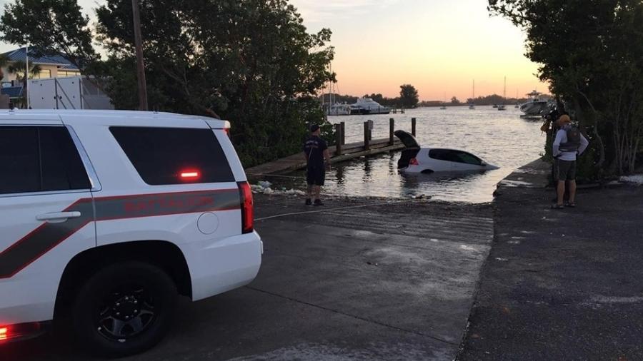 Idosa passa a noite em carro que caiu na água, nos EUA - Reprodução/Facebook/Venice Police Department