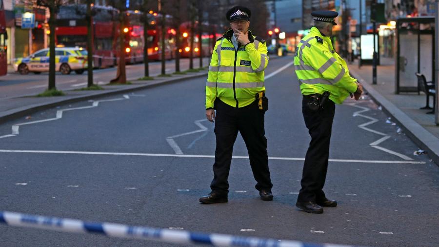 02.jan.2020 - Policiais isolam local onde um homem foi morto após esfaquear pessoas em Londres - Isabel Infantes/AFP