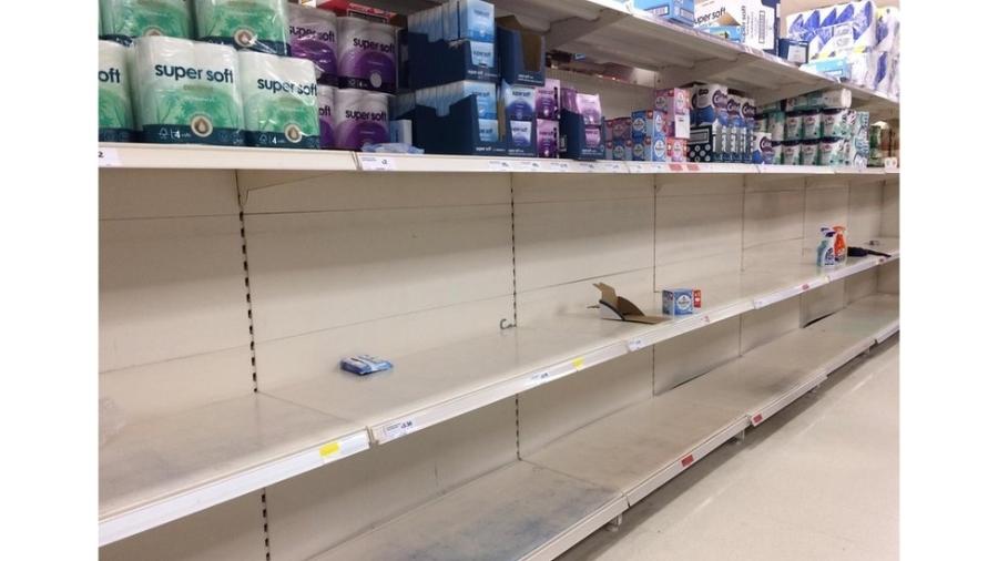 Moradores da capital britânica esvaziaram prateleira de rolos de papel higiênico em supermercado da região leste na segunda-feira - Juliana Gragnani/BBC