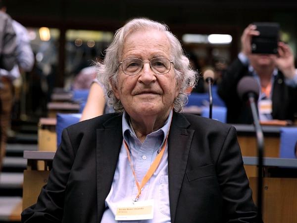 Noam Chomsky é professor de linguística no MIT (Instituto de Tecnologia de Massachusetts), nos EUA