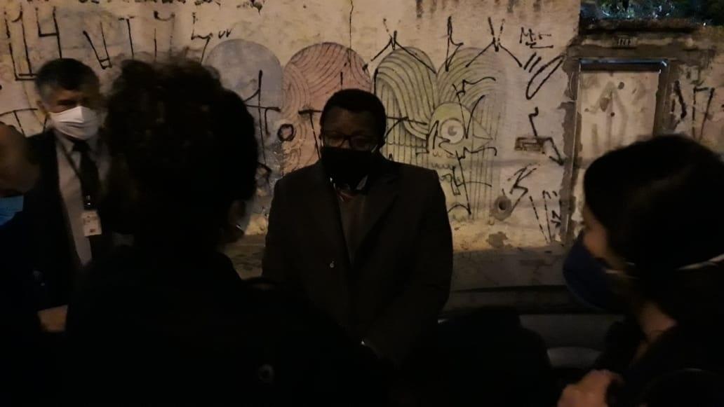 Elizeu Soares, ouvidor da polícia, conversa com moradores do Moinho - Marcelo Oliveira/ UOL