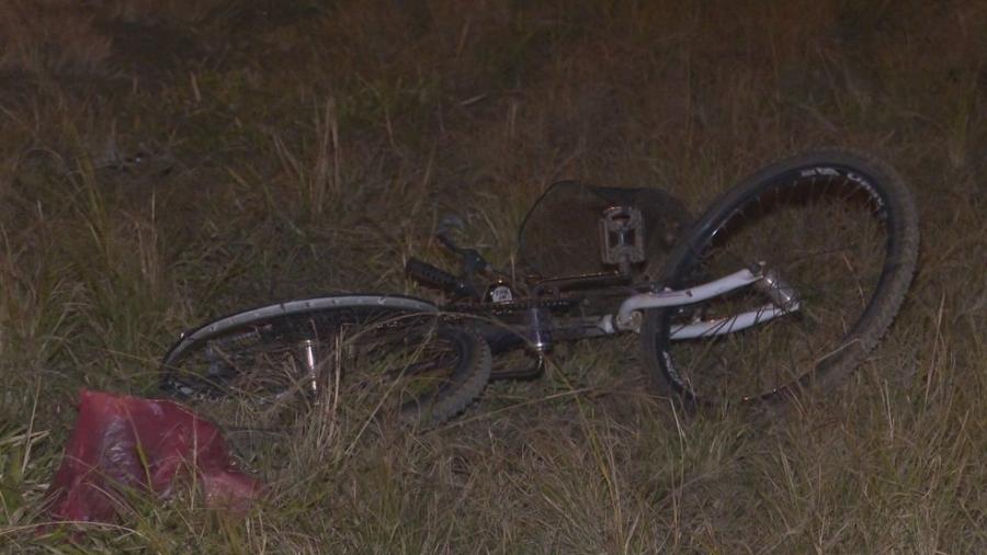 Dois garis que voltavam do trabalho de bicicleta foram atropelados e morreram na BR 020, em Sobradinho (DF) - Reprodução/TV Globo