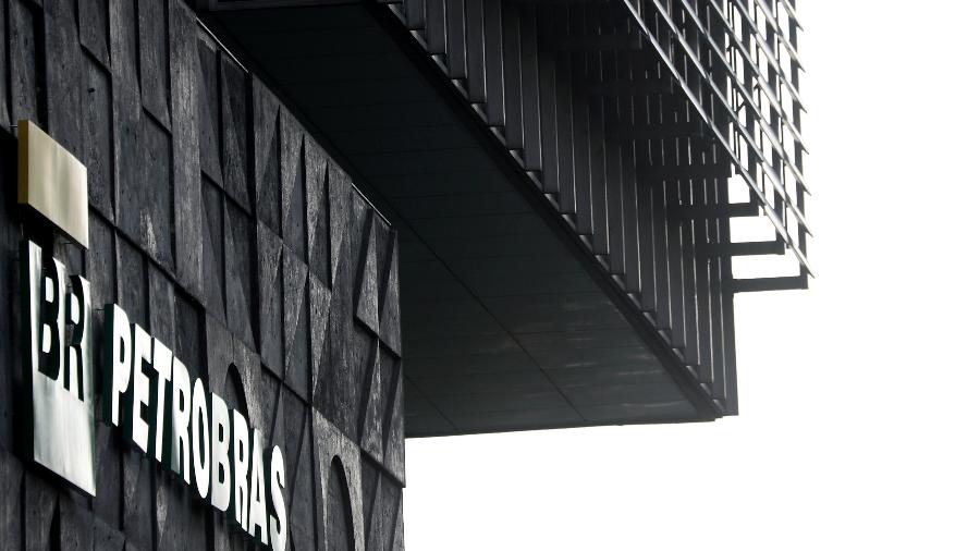 Logo da Petrobras no edifício-sede da companhia no Rio de Janeiro - SERGIO MORAES