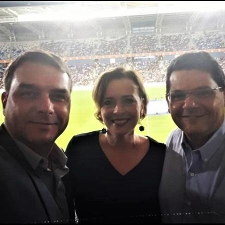 Flávio Bolsonaro (à esq.) no estádio de futebol de Haifa, em Israel, em outubro de 2019, ao lado da prefeita da cidade, Einat Kalisch, e do suplente de senador Josiel Alcolumbre (AP), irmão do presidente do Senado - Reprodução/Rede social Instagram