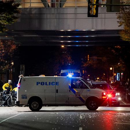 Policiais da Filadélfia montam guarda perto do Centro de Convenções da Pensilvânia - Eduardo Munoz/Reuters