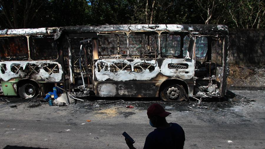 Ônibus foram queimados durante onda de violência em Manaus - Edmar Barros/Futura Press/Estadão Conteúdo