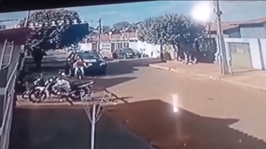 Ciclista foi fechado por carro da PM e pulou da bicicleta para não ser atropelado no interior de Goiás. Os policiais saíram em arrancada - Reprodução