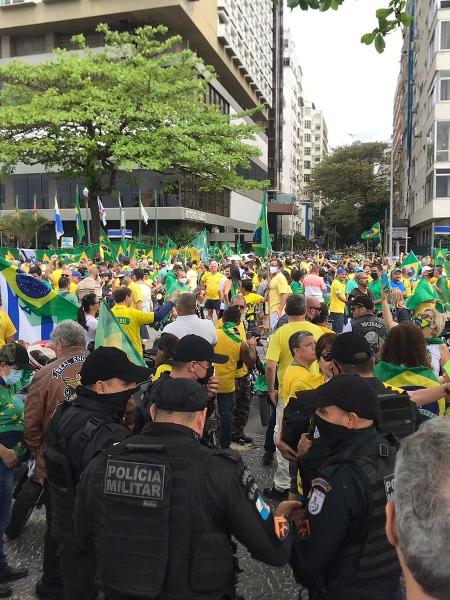 Manifestantes pró-Bolsonaro reunidos em ato em Copacabana, no Rio de Janeiro - Marcela Lemos/UOL