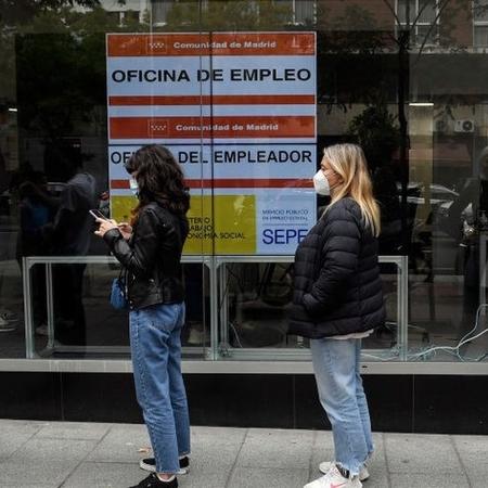 Fila de desemprego na Espanha - GETTY IMAGES