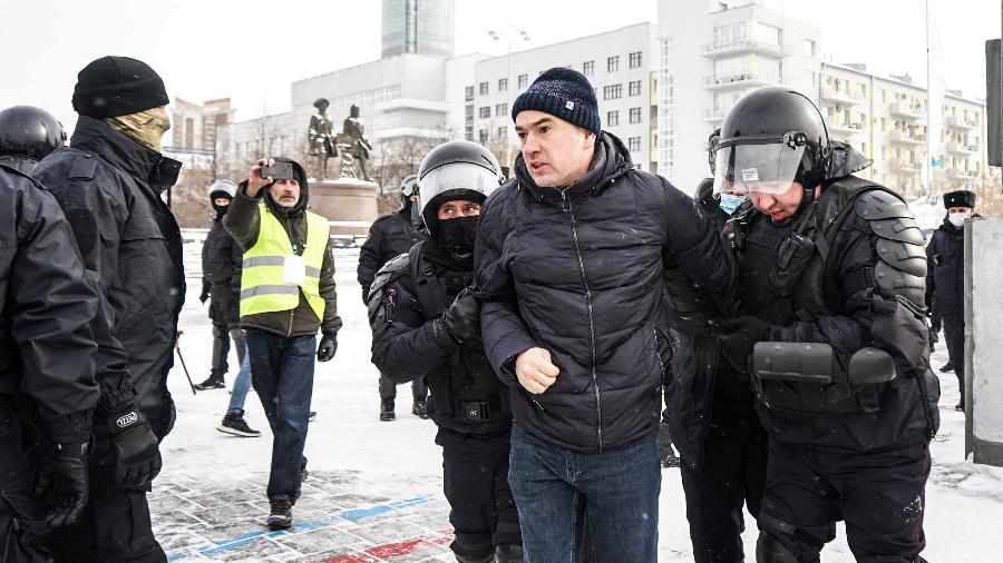 Pessoa é detida durante um protesto contra a guerra, após a invasão da Ucrânia pela Rússia, em Yekaterinburg, Rússia - Via REUTERS