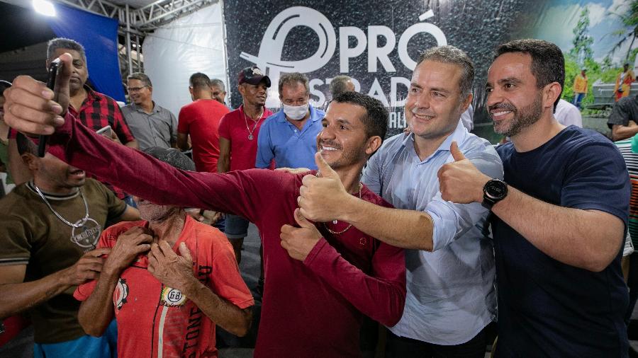 Renan Filho e Paulo Dantas tiram foto com trabalhador rural em são Sebastião - Márcio Ferreira/Governo de Alagoas