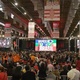 7.mai.2022 - Apoiadores aguardam, dentro do Expo Center Norte, em São Paulo, o início do evento de lançamento da pré-candidatura do ex-presidente Luiz Inácio Lula da Silva (PT) ao Planalto - Reprodução/YouTube/Lula