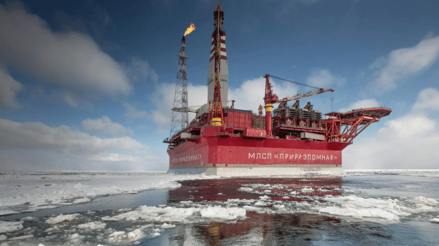 O movimento do maior importador de petróleo do mundo ocorre um mês depois de ter, inicialmente, cortado os suprimentos russos - Getty Images