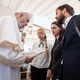 11.mai.2022 - Esposas de combatentes ucranianos presos no complexo Azovstal, em Mariupol, no sudeste da Ucrânia, reúnem-se com o papa Francisco no Vaticano - Divulgação/Vaticano/Reuters