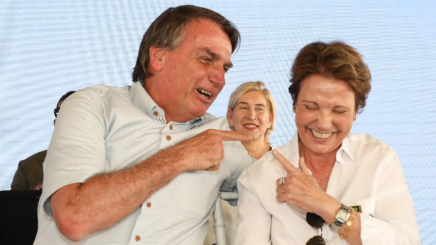 Jair Bolsonaro (PL) ri ao lado da ex-ministra Tereza Cristina (PL)