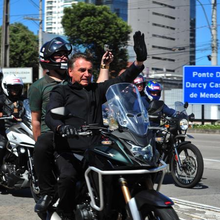 Jair Bolsonaro participa de motociata na orla de Vila Velha, no Espírito Santo - RENATO CABRINI/FUTURA PRESS/FUTURA PRESS/ESTADÃO CONTEÚDO