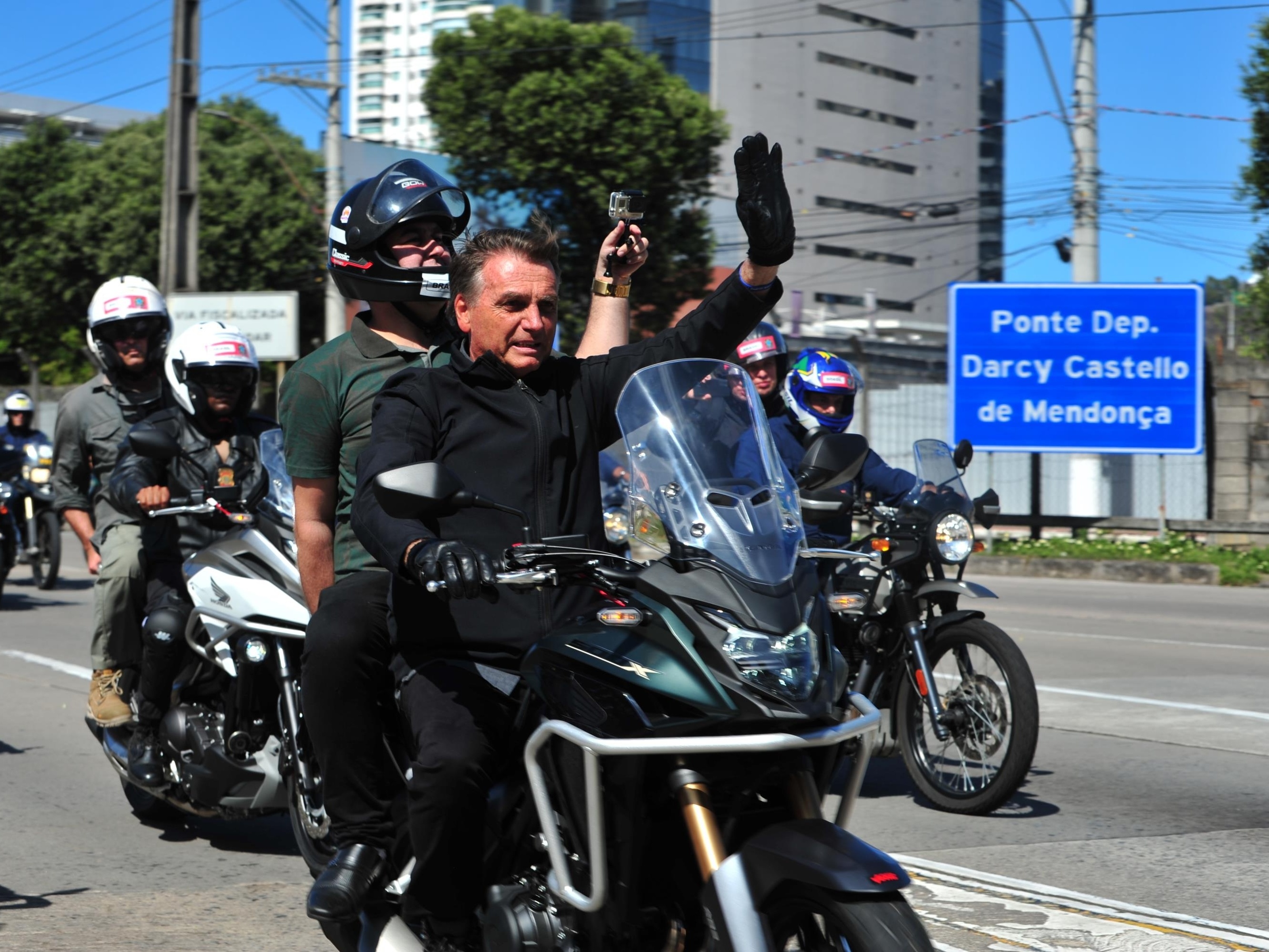 Campanha de Bolsonaro lida com 3 obstáculos: muralha, pedreira e montanha