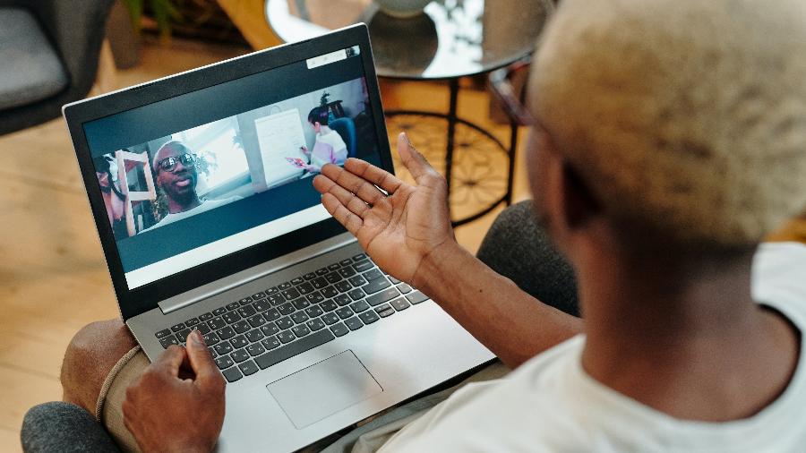 Reunião por videoconferência é uma ótima oportunidade de rever amigos ou colegas de trabalho que estão longe de você - Diva Plavalaguna/ Pexels