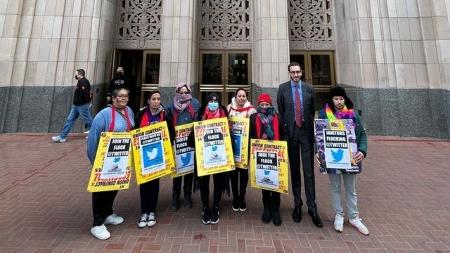 Funcionários da limpeza demitidos do sindicato do Twitter protestam na sede da empresa em San Francisco - BBC - BBC