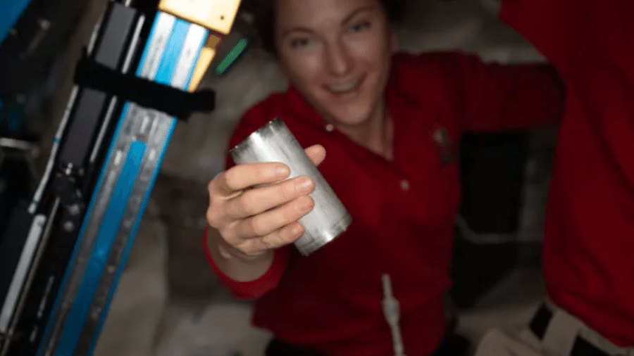 Kayla Barron, astronauta da Nasa, exibe um dos filtros do novo processador de salmoura, a bordo da ISS - Reprodução/Nasa