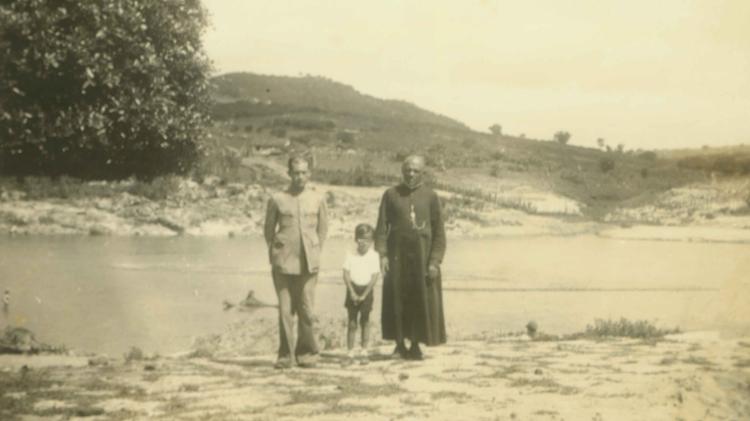 Sílvio aos 7 anos e o Padre Bulhões (de batina), em Santana do Ipanema