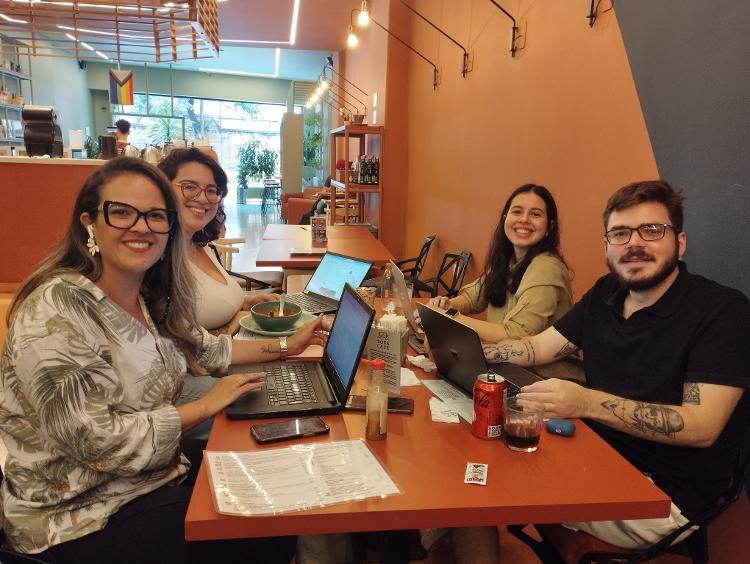 Beatriz Torres (ao alto à esquerda) e Camila Pinheiro (ao alto à direita) dizem que nem todos os cafés são receptivos com quem trabalha